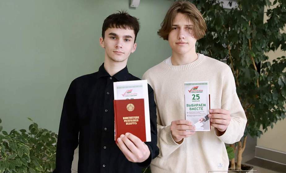 Конституцию Республики Беларусь вручают впервые голосующим на участке для голосования №68