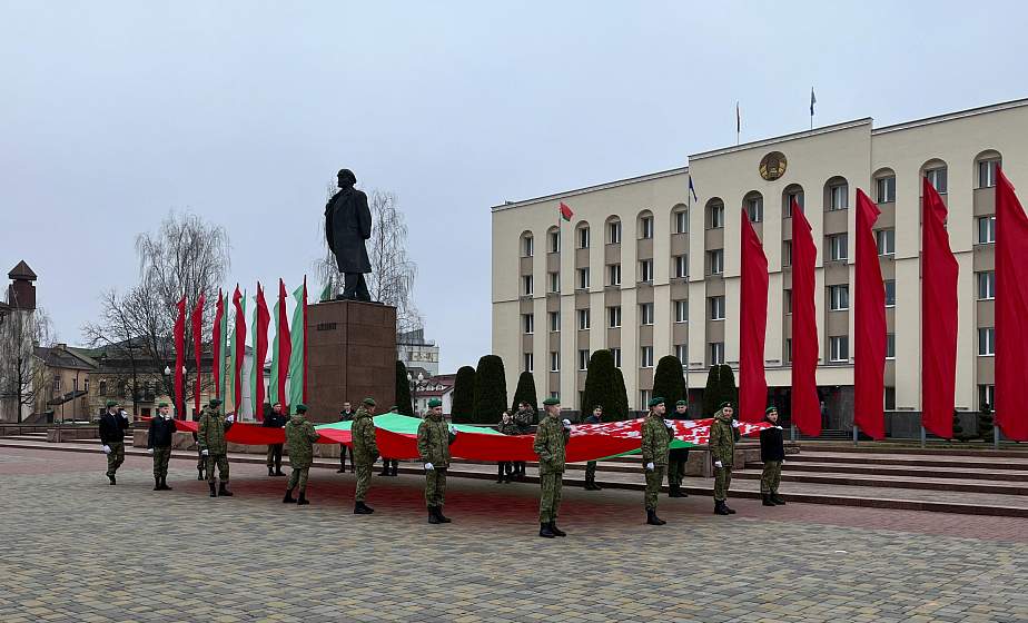 Флешмоб ко Дню Конституции объединил учащихся 30 учреждений образования города Гродно