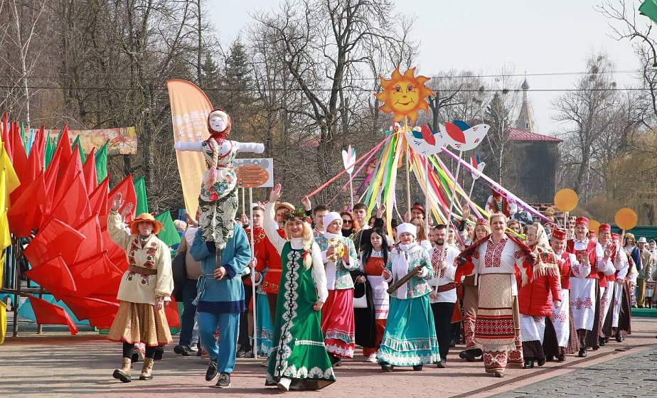 Народными песнями, зажигательными танцами и золотистыми блинами в центре Гродно отпраздновали Масленицу