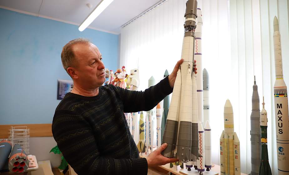 Руководитель лаборатории ракетно-космического моделирования Александр Липай нашел свой путь к звездам через ракетный спорт и вдохновляет на это юных гродненцев 