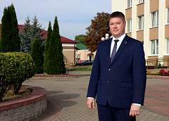 Первые деньги, нелюбовь к кабинетам и место силы Дениса Ольшевского. Председатель  Зельвенского райисполкома - в эксклюзивном интервью без галстуков