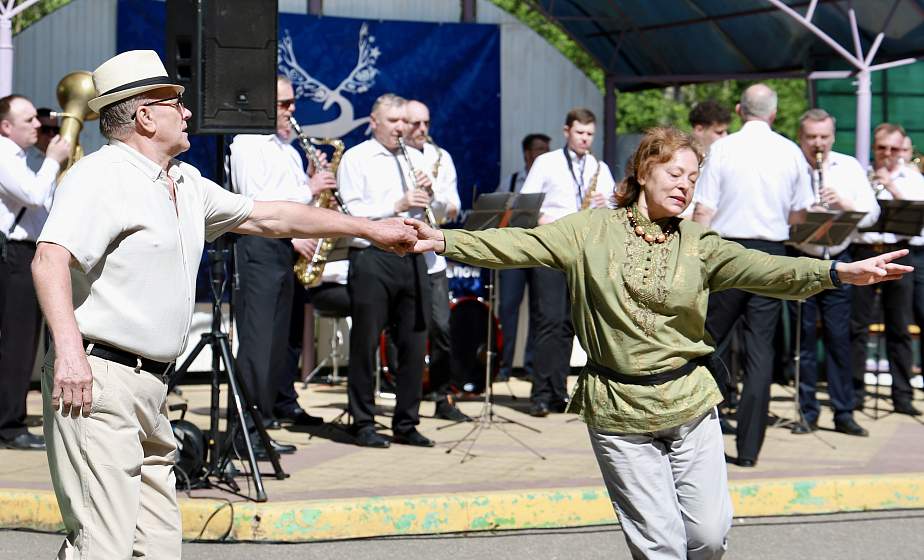 «Танцуют все!» Пожилые гродненцы открыли сезон танцев на свежем воздухе