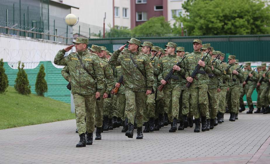 В Гродненской пограничной группе состоялся ритуал вручения боевого оружия