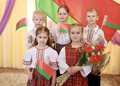 Выхаванцы дзіцячых садкоў горада Гродна з захапленнем знаёмяцца з сімваламі роднай краіны. Карэспандэнты «ГП» завіталі ў адну з устаноў і даведаліся, як праходзяць заняткі