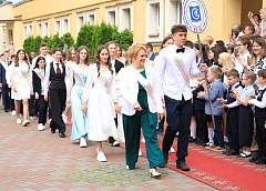 Цветы, белые голуби и трогательный школьный вальс. Последний звонок прозвенел для выпускников Гимназии №10 имени Митрополита Филарета