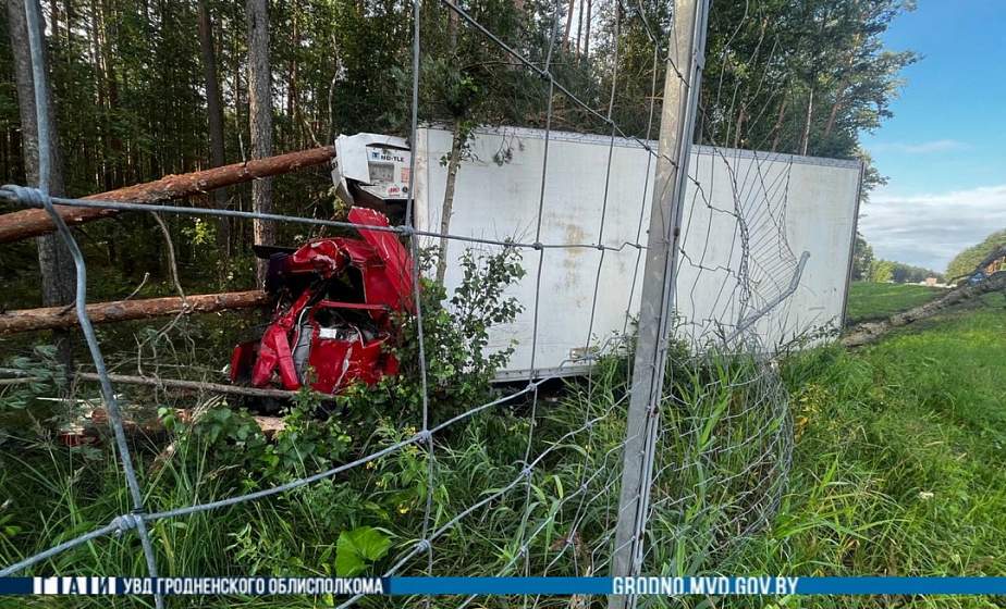 Водитель большегруза уснул за рулем и съехал в кювет