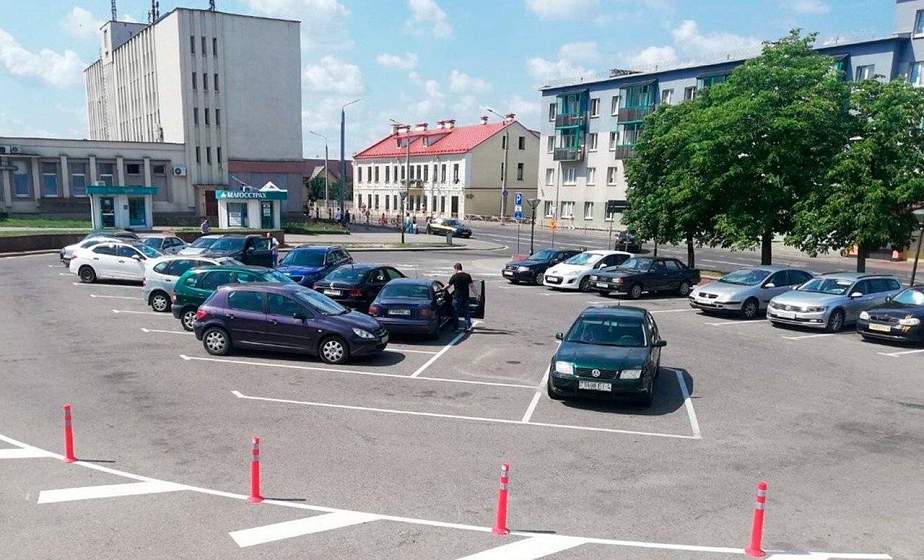 На парковке возле ЖД вокзала в Гродно нанесли дорожную разметку