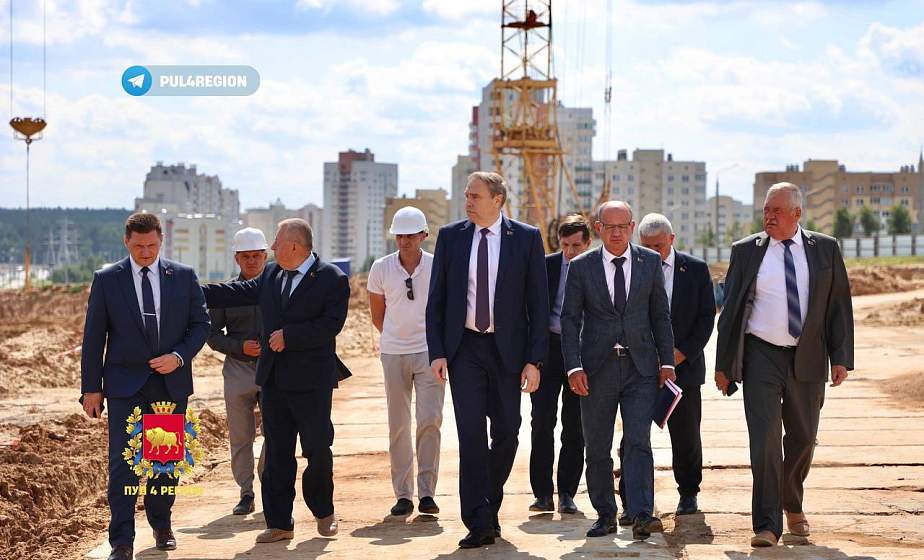 Владимир Караник проинспектировал ход строительства новой больницы в Гродно 