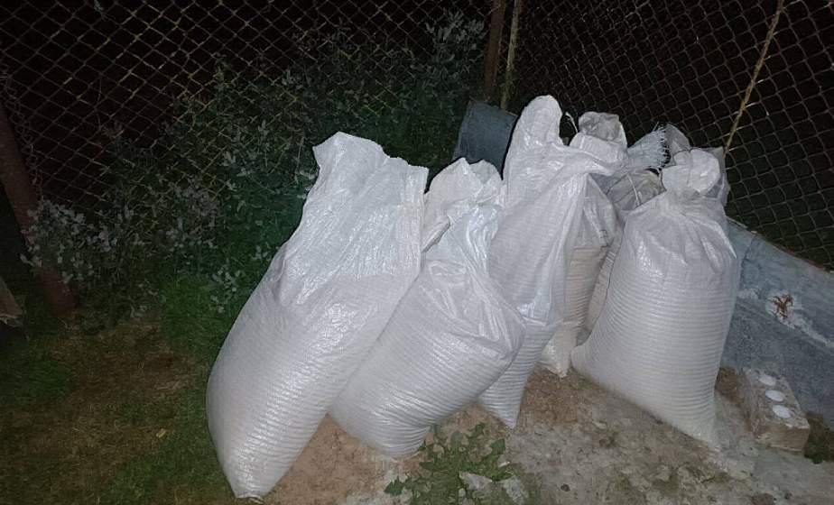 Почти 400 килограммов комбикорма нашли в багажнике водителя в Волковысском районе