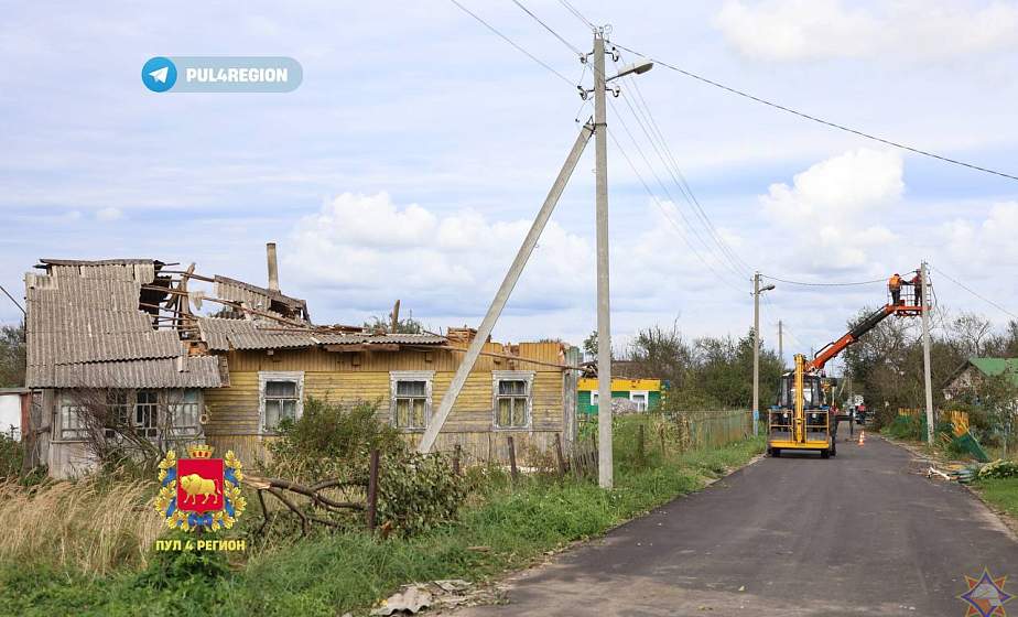 Стихия в Кореличском районе. Повреждены крыши домов, повалены деревья
