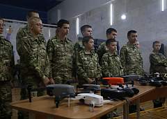 В центре творчества детей и молодежи «Спектр» воспитанников военно-патриотического клуба обучают управлять беспилотниками