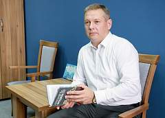 Все, кто сегодня мастера, начинали молодыми специалистами. Начальник главного управления образования облисполкома Руслан Абрамчик – о путешествиях, книгах и карьере