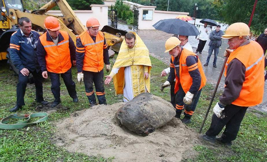Старинный камень подняли с берега Немана и перевезли в Коложскую церковь