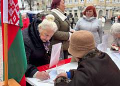 «Подписываюсь за мир и процветание». Гродненцы проявляют активность на пикетах по сбору подписей в поддержку выдвижения кандидатов в Президенты