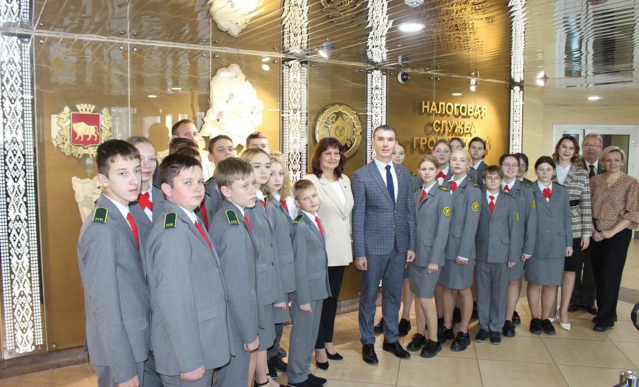 Ученики налогово-экономического класса гродненской СШ № 13 присягнули школе и Родине