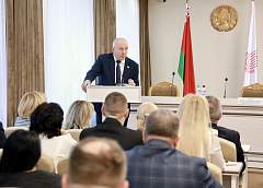 «Задача у белорусов – выбрать лидера, который гарантирует спокойную, мирную жизнь». Помощник Президента – инспектор по Гродненской области Юрий Караев встретился с коллективом Гродненского облпотребобщества