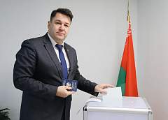 Заместитель председателя облисполкома Виктор Пранюк принял участие в досрочном голосовании
