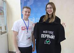 Волонтеры и бойцы МООП БРСМ помогают на участках для голосования 