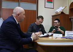 Помощник Президента – инспектор по Гродненской области Юрий Караев принял участие в досрочном голосовании