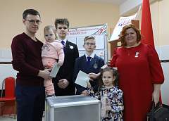 «Мы бы не планировали большую семью без уверенности в завтрашнем дне». В многодетной семье Кисель в день выборов голосовали все