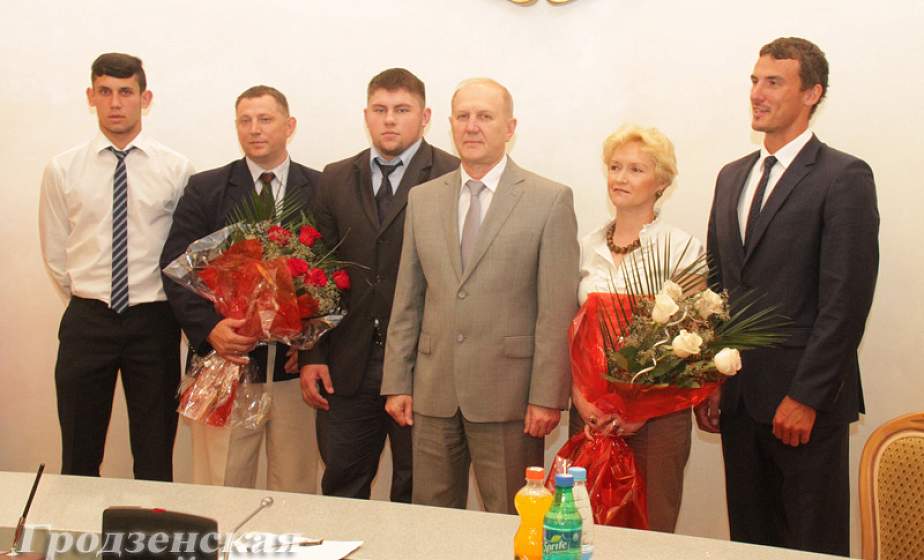Владимир Кравцов наградил грамотами и денежными премиями гродненских спортсменов