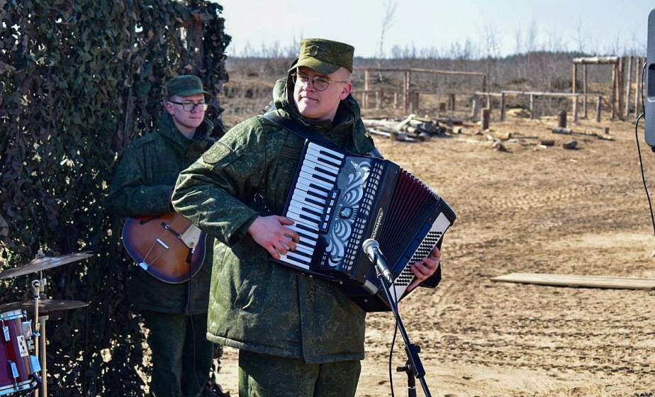 Музыка на передовой: ансамбль «Формула» дарит концерт саперам