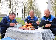 Сытно и по-домашнему. Как кормят механизаторов в ОАО «Черлёна» Мостовского района
