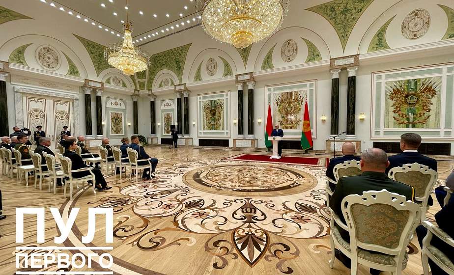 Александр Лукашенко в преддверии священной даты - 80-летия Победы - вручил государственные награды