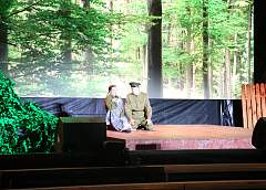 На площади Ленина актеры Гродненского драмтеатра показали спектакль «Не покидай меня» 