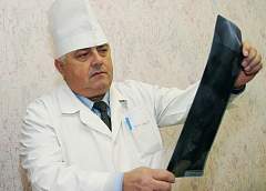 За сорок лет известный травматолог Азаров поставил на ноги тысячи пациентов