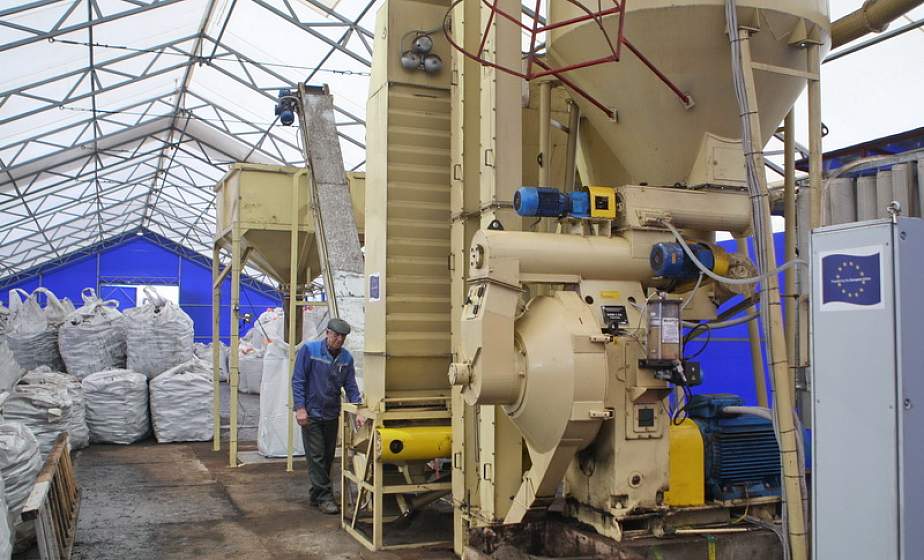 Лидский торфобрикетный завод организовал работу передвижного мини-завода на одном из новых месторождений  торфа