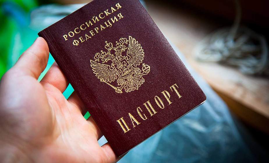 "Забытые" в паспорте 10 евро обернулись для россиянина годом депортации