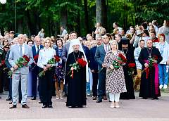У рамках святкавання Дня беларускага пісьменства ў Лідзе прайшла ўрачыстая цырымонія ўскладання кветак і вянкоў да Кургана Бессмяротнасці