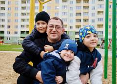 Суперпапа из Скиделя. Дмитрий Шулюк один воспитывает четверых сыновей