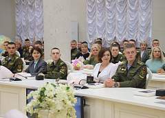 Министр обороны Виктор Хренин наградил солдат-срочников Гродненщины за отличную службу