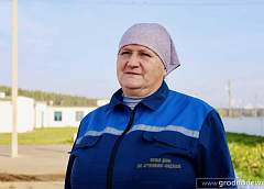«За цялятак хвалююся як за дзяцей». Людміла Жук 27 гадоў працуе аператарам цэха па вырошчванні буйной рагатай жывёлы