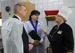 Недовес порций, грязная посуда,  отсутствие маркировки – какие нарушения выявляются в школьных столовых области