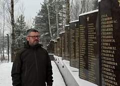 Учитель истории Александр Перегудов и священнослужители церкви Воскресения Христова увековечивают имена военнопленных Шталага