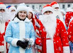 Традиционное шествие Дедов Морозов и Снегурочек наполнило улицы Гродно ожиданием чуда
