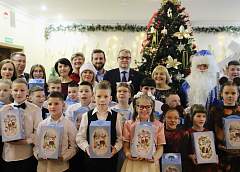 В рамках акции «Наши дети» помощник Президента – инспектор по Гродненской области Константин Бурак посетил Понемуньский детский дом 