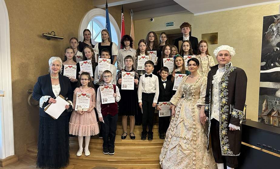 В Святском дворце звучали «Мелодии волшебства»: юные пианисты Гродно сыграли на уникальном старинном пианино начала XX века