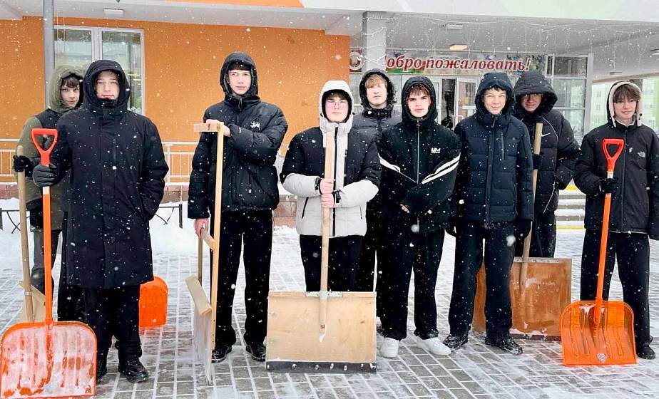 Гродненские школьники помогают убирать снег в городе