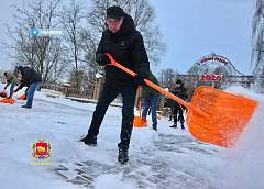 Работники Гродненского облисполкома и горисполкома вышли на уборку снега