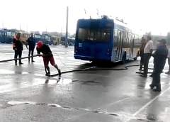 Александр Кодис накануне Дня города, протянул 12-тонный троллейбус. Пока на репетиции