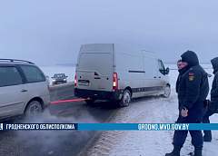 В Мостовском районе сотрудник милиции помог автомобилистам, застрявшим в снегу