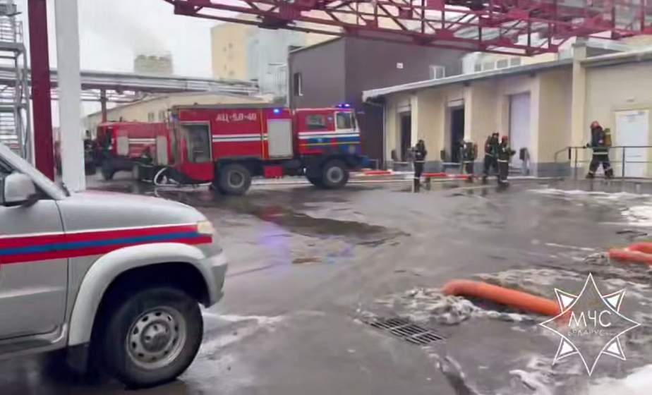 Подразделения МЧС ликвидировали пожар на предприятии в Волковыске