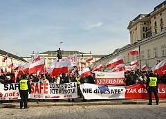 Поляки вышли с протестом к президентскому дворцу  