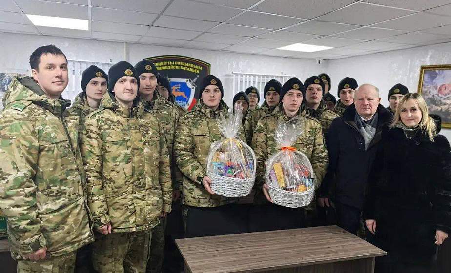Председатель Гродненской областной профсоюзной организации работников АПК поздравил военнослужащих войсковой части 5522 с Днём защитников Отечества