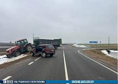 Тракторист не уступил дорогу легковушке в Волковысском районе: подробности ДТП