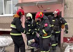 Оставила кастрюлю на плите и уснула. В Ивье работники МЧС спасли пенсионерку из задымленной квартиры